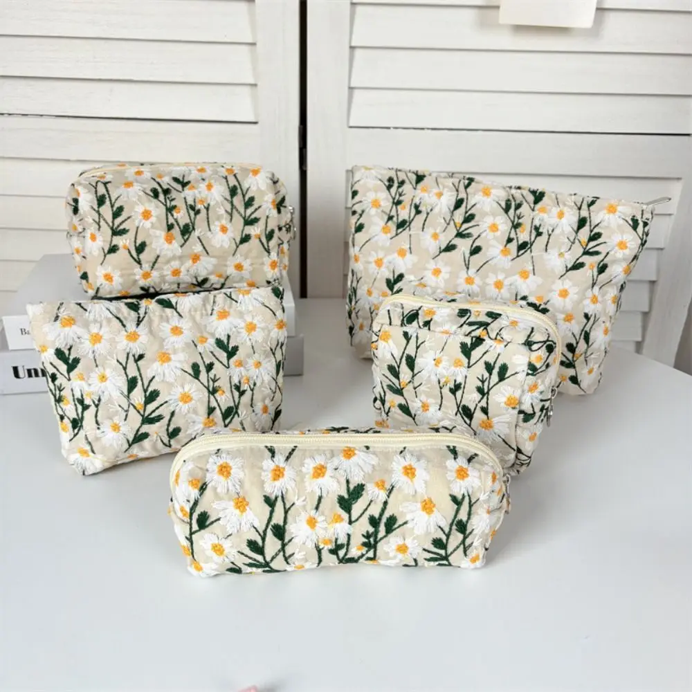Simple Korean Style Daisy Makeup Bag Large Capacity Portable Embroidered Cosmetic Bag Dustproof INS Pencil Case Outdoor