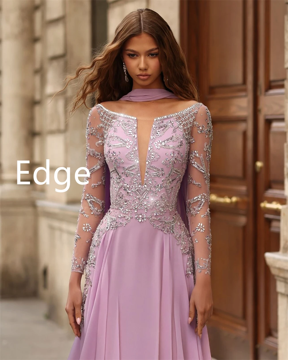 ชุดราตรีผ้าชีฟองสีม่วงสุดหรูสั่งตัดพิเศษ ดีไซน์คอวี แขนยาว พร้อมชายกระโปรงยาวลากพื้น สำหรับงานพรอมหรือโอกาสพิเศษ