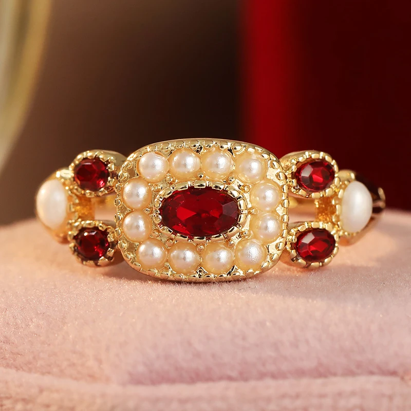 Vintage-Ring für Damen mit Eingelegten Imitationsperlen und Roten Zirkonia, Ethnischer Goldfarben-Geometrie-Schmuck für Alltag und Partys, Jubiläumsgeschenk – Detail 2