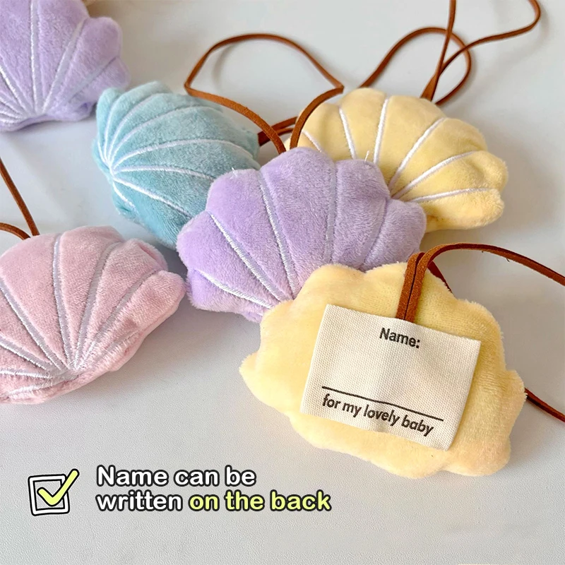 Pendentif coquillage en peluche grinçant, autocollant anti-perte de nom, porte-clés en peluche beurre, breloque pour sac d'école, cadeau de décoration pour sac à dos, mignon