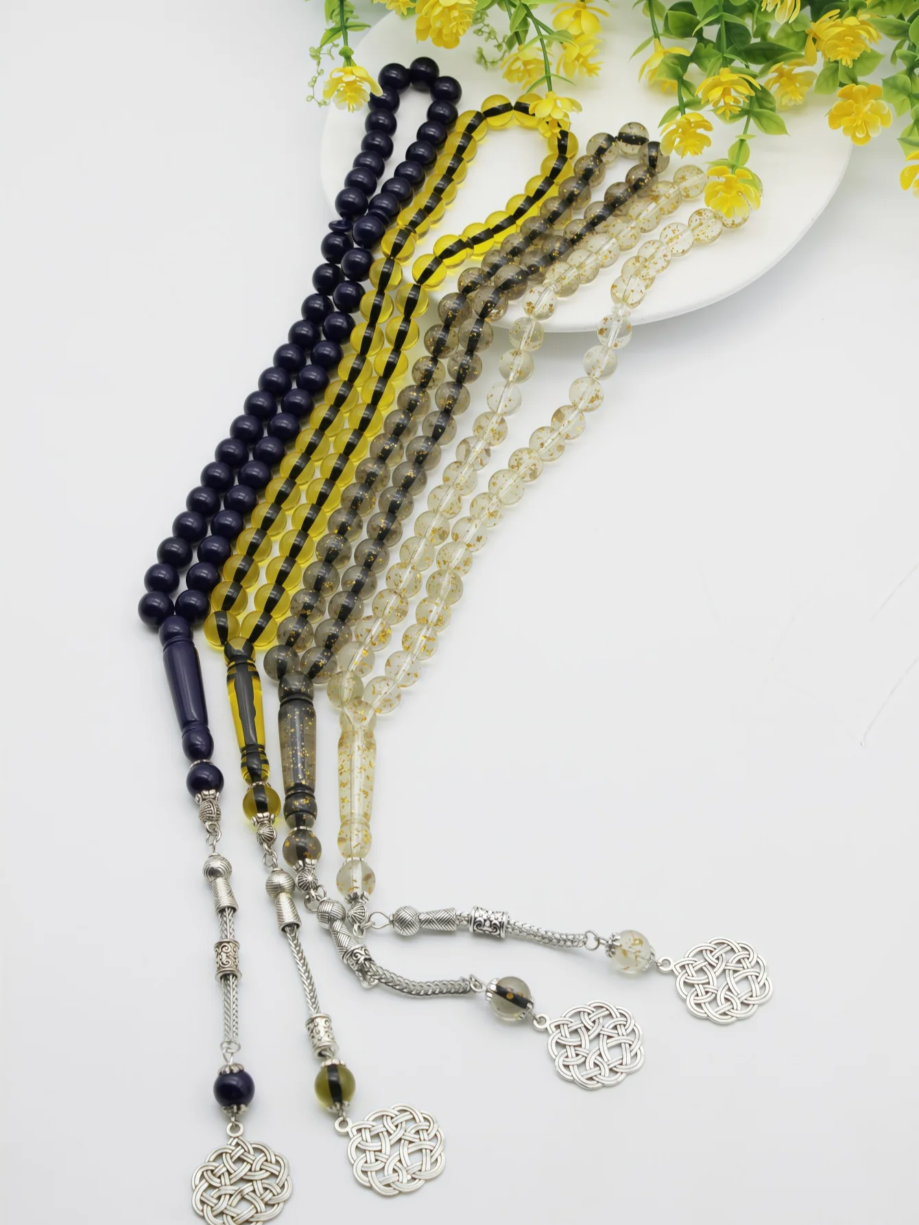 The handmade beaded necklace is composed of 45 crystal beads and zinc alloy pendants, forming the Ramadan meditation and prayer