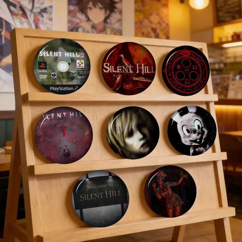 Movie Silent Logo Hill Creator Blechpin Button Custom Anime Role Old-school Brosche Cartoon Kragenabzeichen Schmuck Geschenk Fans