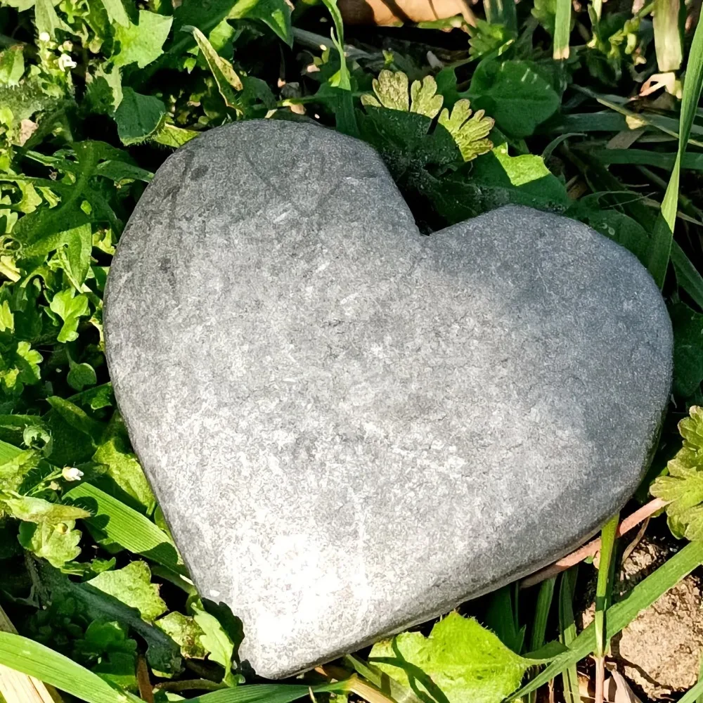 

Natural Stone Shungite Heart Palm Stone Quartz Ornament Home Decor Energy Gemstone Craft Model Collectible Healing Meditation