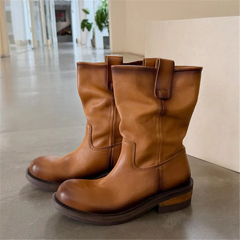 Botas vaqueras de estilo occidental, color marrón, para mujer, de corte clásico, con tacón ancho, de media caña, con pliegues en el cuero y diseño para ponerse fácilmente, ideales para montar a caballo.