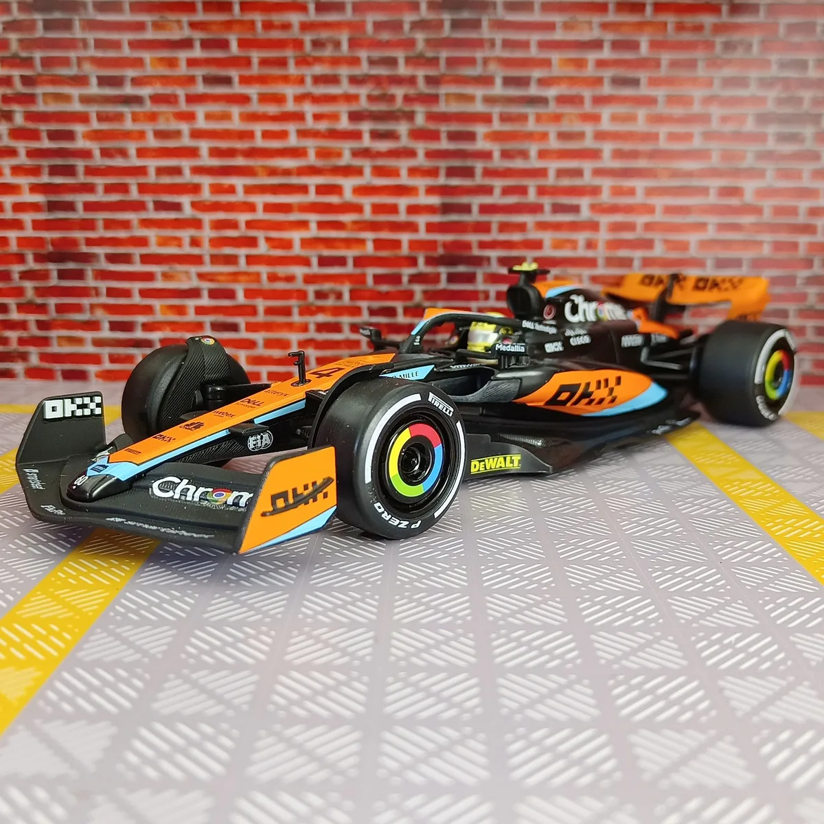 Car Caper 68290K 1:24 2023 McLaren MCL60 F1 Car - Formula 1 Racing Alloy Die-cast Model، شاشة تجميع مرخصة رسمية
