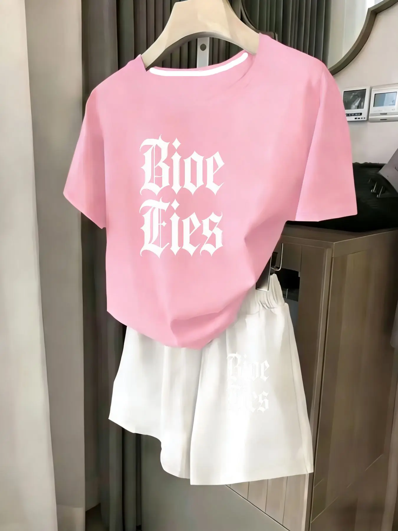 

Женский комплект из 2 предметов, летний комплект для пляжного отдыха, повседневная футболка с круглым вырезом и короткими рукавами, шорты с эластичной резинкой на талии, удобный костюм