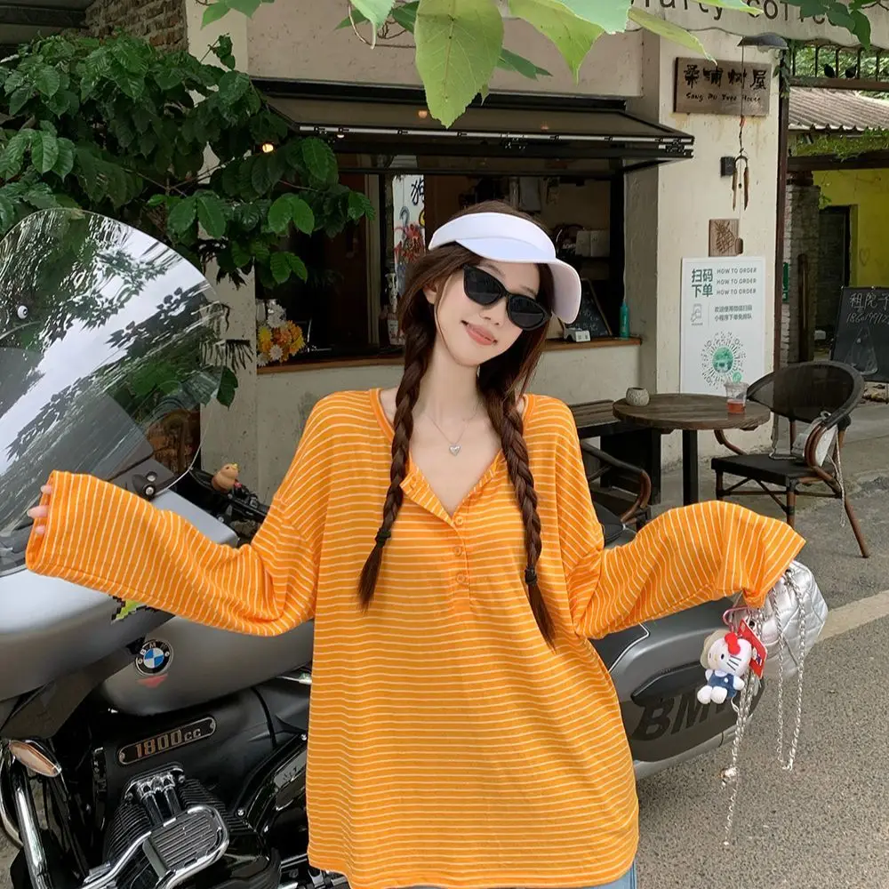 

Весна-лето 2024, новые повседневные корейские полосатые футболки с круглым вырезом и длинными рукавами, женские трендовые универсальные свободные пуговицы с принтом