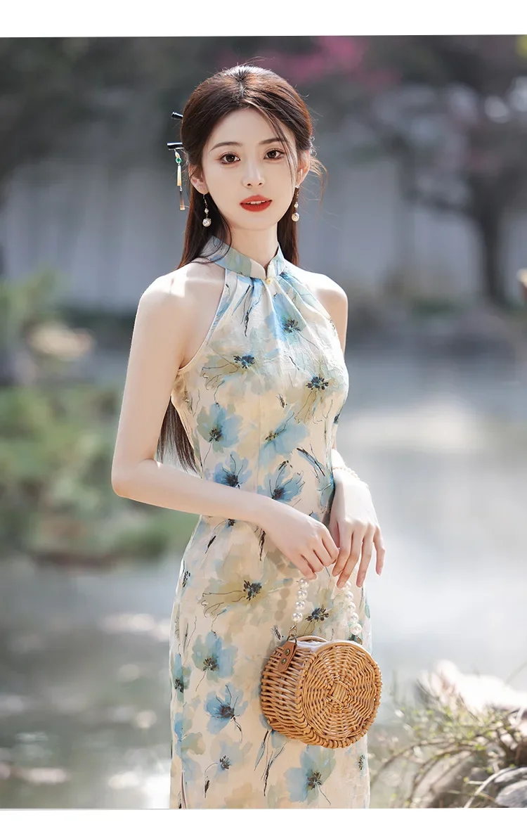 الصينية 2025 المرأة طويلة ضئيلة عارية الذراعين تنورة شيونغسام طويلة المنصة مأدبة معلقة الرقبة فستان