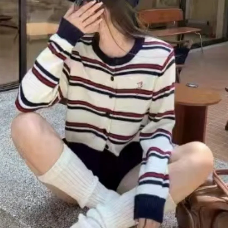 เสื้อคาร์ดิแกนถักคอกลมลายทางสําหรับผู้หญิงในฤดูใบไม้ผลิ ขี้เกียจและหลวม ดีไซน์สั้น เสื้อแจ็คเก็ตสเวตเตอร์ปัก