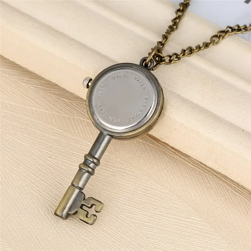Unikatowy zegarek kieszonkowy w kształcie klucza z brązowym łańcuszkiem, mini, mechanizm kwarcowy, wyświetlacz z cyframi arabskimi, zegarek dla kobiet i mężczyzn.