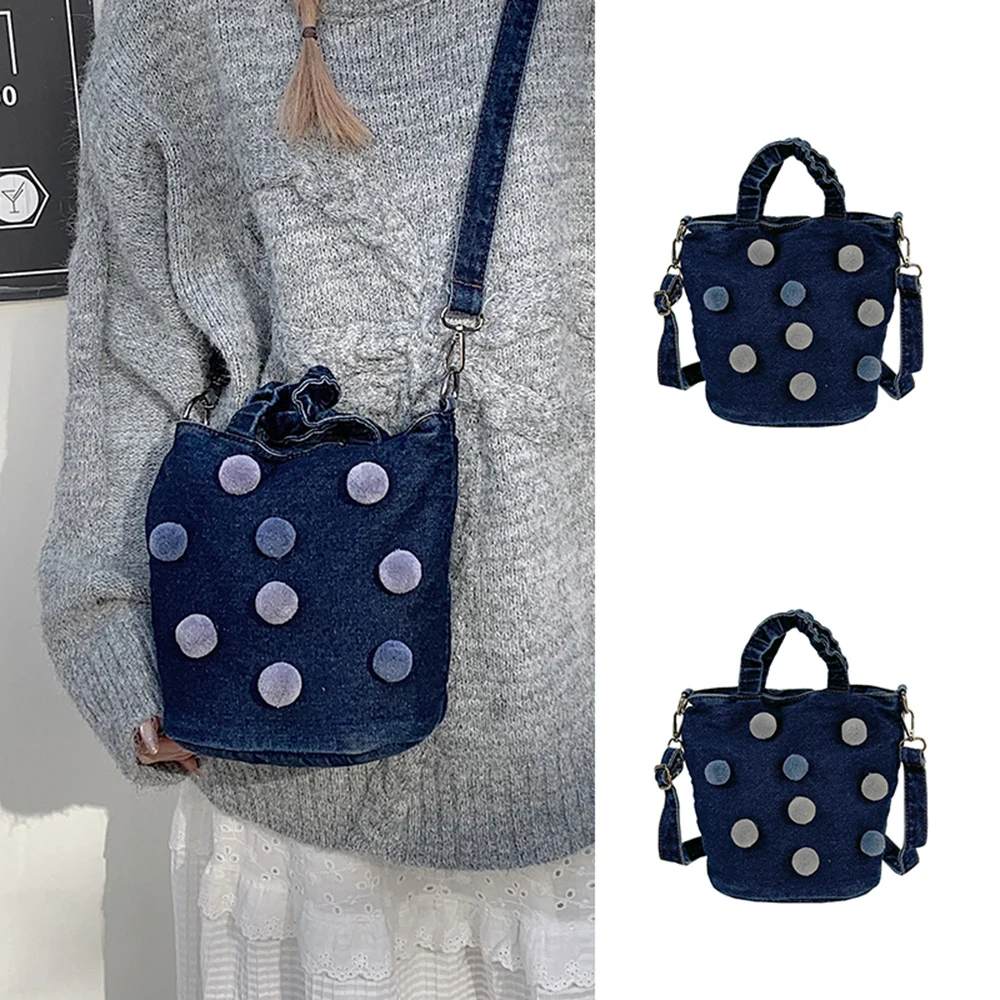 

Женская джинсовая сумка-ведро большой вместимости, новинка 2025 года, повседневная универсальная сумка через плечо с помпоном, украшенная помпоном на осень-зиму