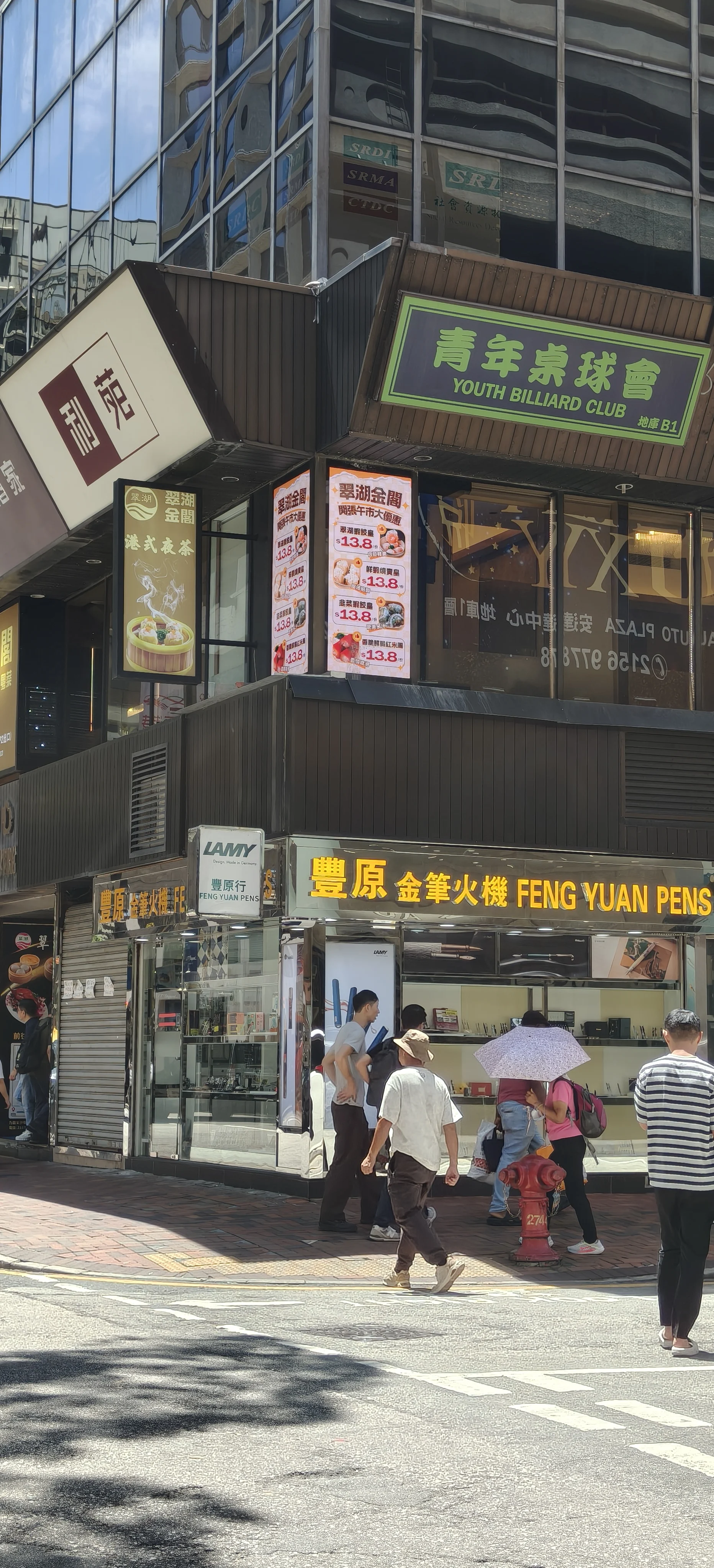 شاشة ملصق LED خارجية قابلة للتخصيص P1.25/P1.53/P1.86/P2/P2.5 عرض إعلاني محمول متحرك على الأرض