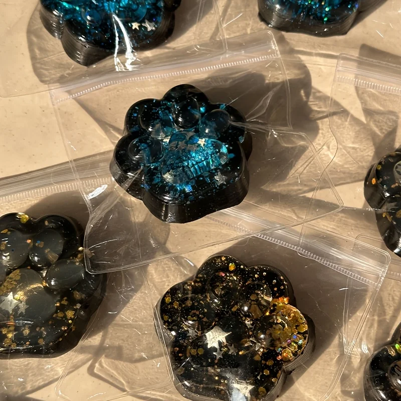 Juguete relajante blando con forma de pata de gato de galaxia: diseño de brillo azul translúcido y negro de crecimiento lento, divertido recuerdo de fiesta o regalo de cumpleaños para Gi