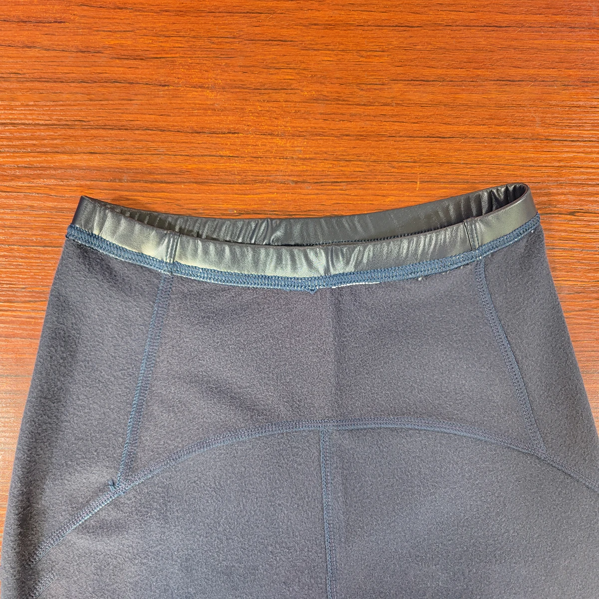 6-farbige Herbst-Winter-Lederhose, dünne Samt-PU-Leder-Leggings, hohe elastische Bund-Hose, sexy Schlankheits-Leggings – Detail 5