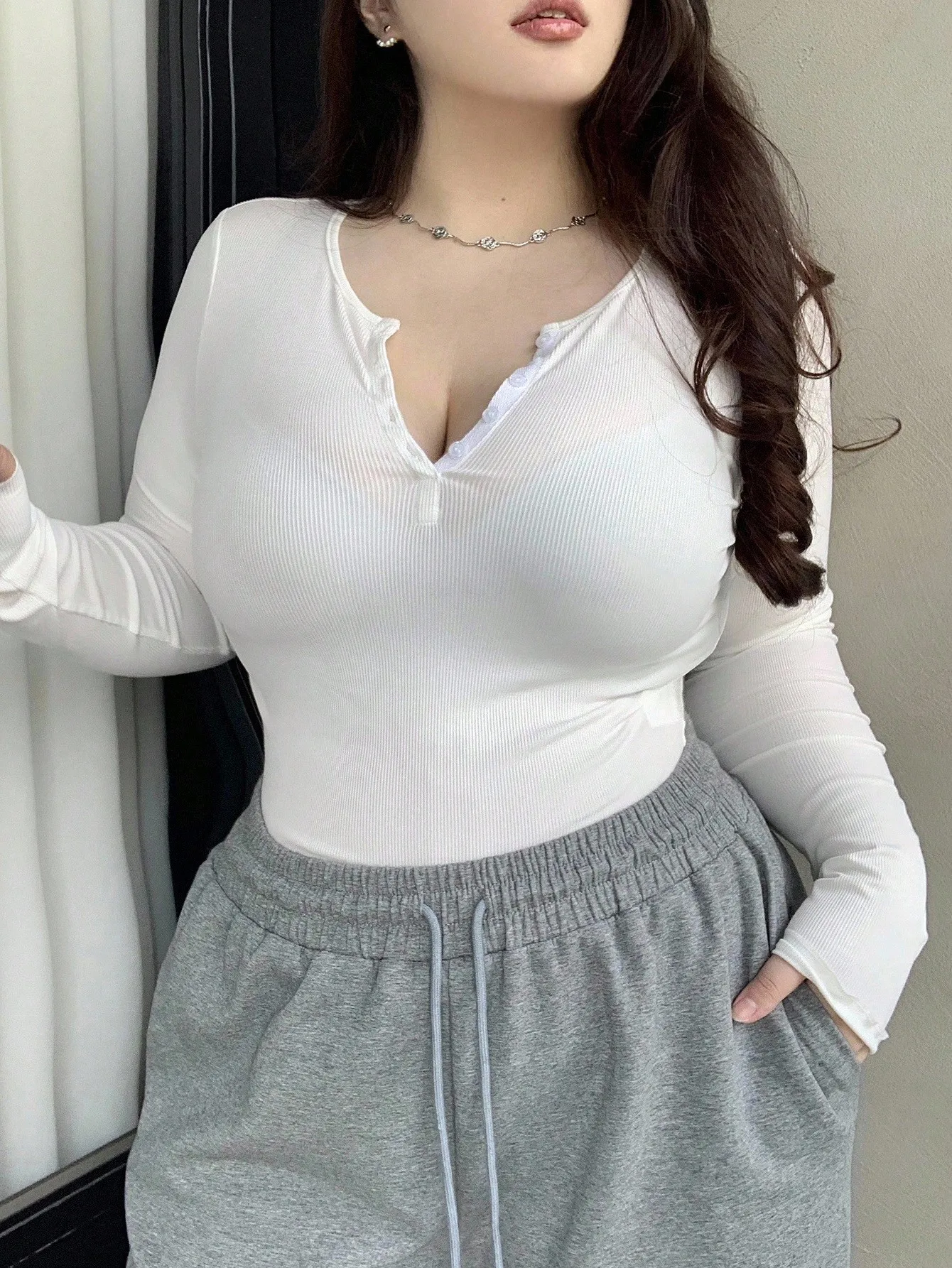 

Белая футболка больших размеров с длинным рукавом, V-образным вырезом и пуговицами, для осени, сексуальный повседневный топ