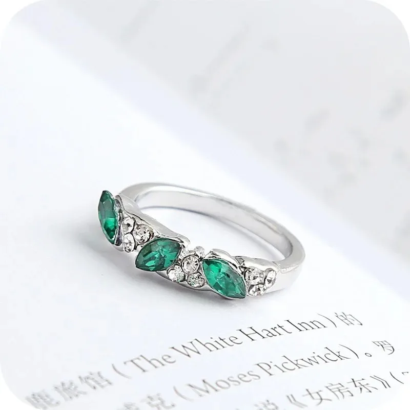 

Luxury Green Stone Crystal Finger Rings for Women Sliver Color Wedding Engagement Bands Jewelry Gifts Jewelry for Women