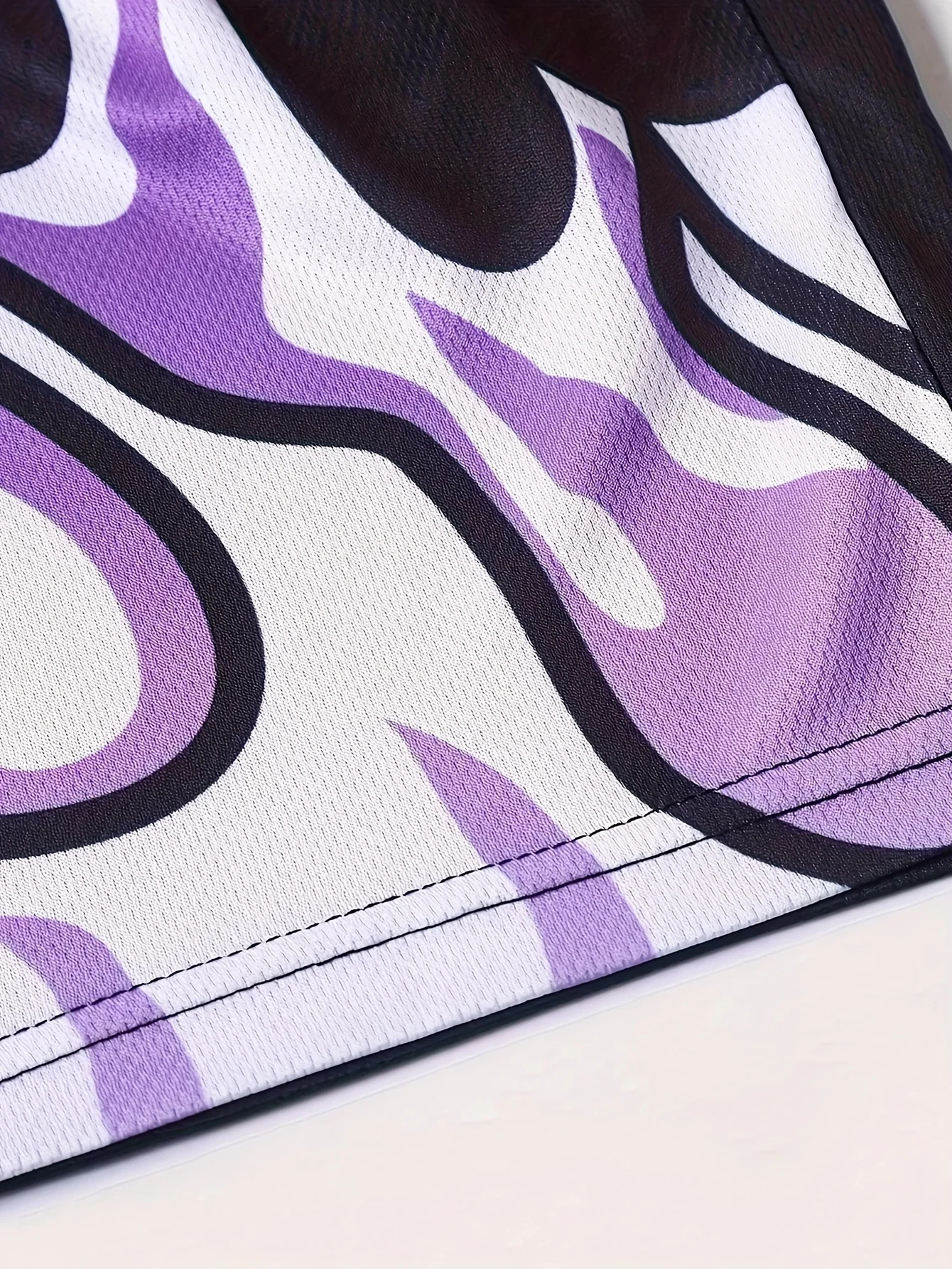 شورت صيفي مريح للتنفس للرجال بنمط طباعة اللهب مناسب لملابس السفر الترفيهي في الهواء الطلق