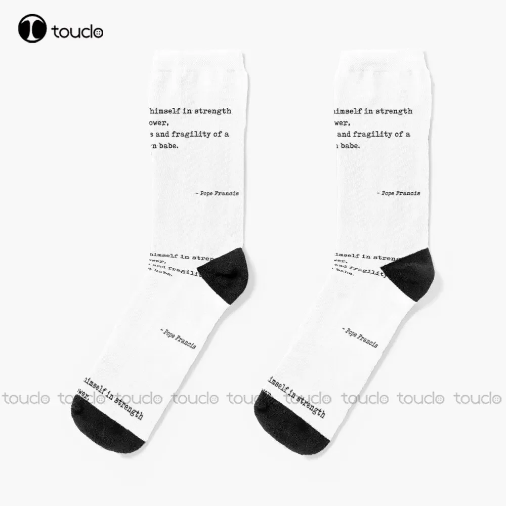 Dieu ne se révèle pas dans la force ou le pouvoir, mais dans la maison de détente et la fragilité d'un nouveau-né, citation du pape François Socks