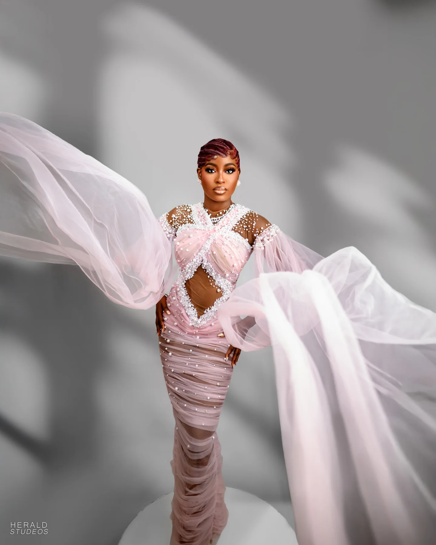 فستان حمل لؤلؤ فاخر لالتقاط الصور ورقبة شفافة وأكمام طويلة فساتين استحمام فريدة من نوعها شيفون مطوي Placzenieе дл