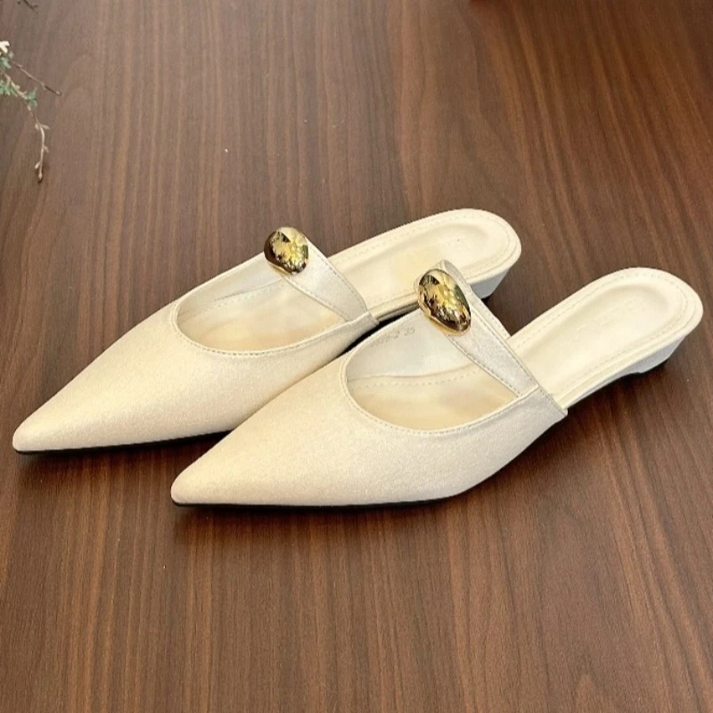 

Модные женские туфли-мюли с металлическим декором на низком каблуке, элегантные, с заостренным носком, узким ремешком, удобные для офиса и повседневной носки