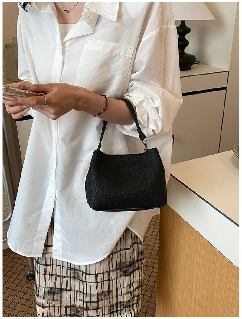CEEKAY Minimalistische Mini-Eimertasche aus genarbtem, lederähnlichem Leder mit Aufdruck, leicht und tragbar, als Umhängetasche oder Schultertasche für Kaffeebraun – Detail 29
