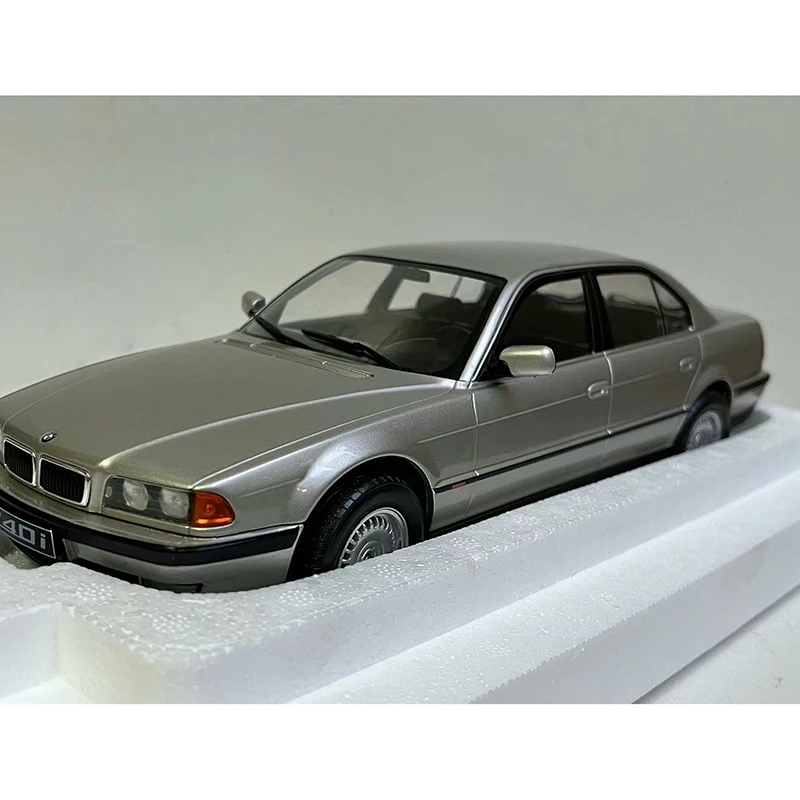 

Diecast 1:18 Scale 740i 7 Series 740 Car Simulation Alloy Car Model Toy Collectible Ornaments