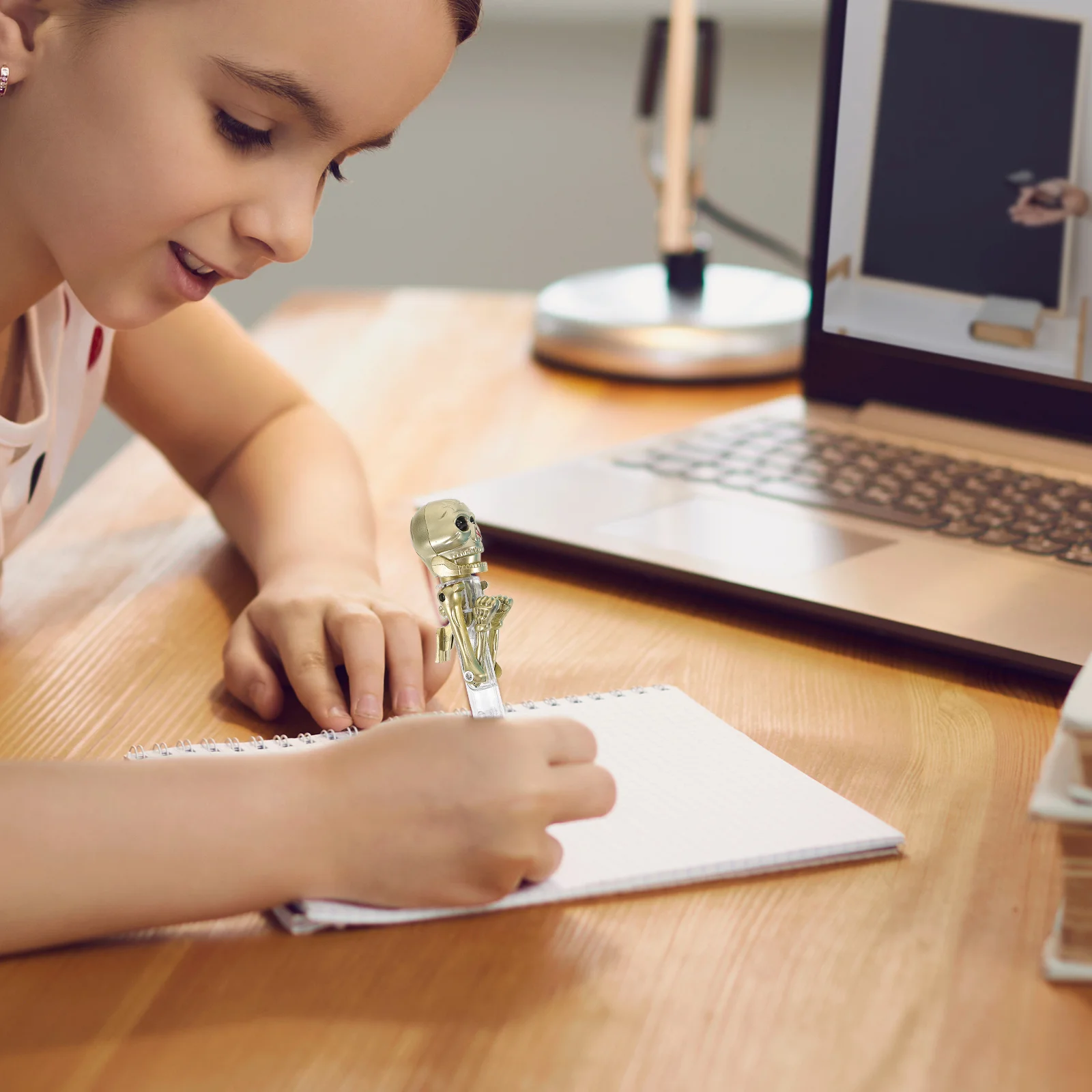 

3 шт., шариковые ручки на Хэллоуин, светящийся дизайн тыквы и черепа, инструмент для письма для детей, вечерние, классный декор, забавные канцелярские принадлежности