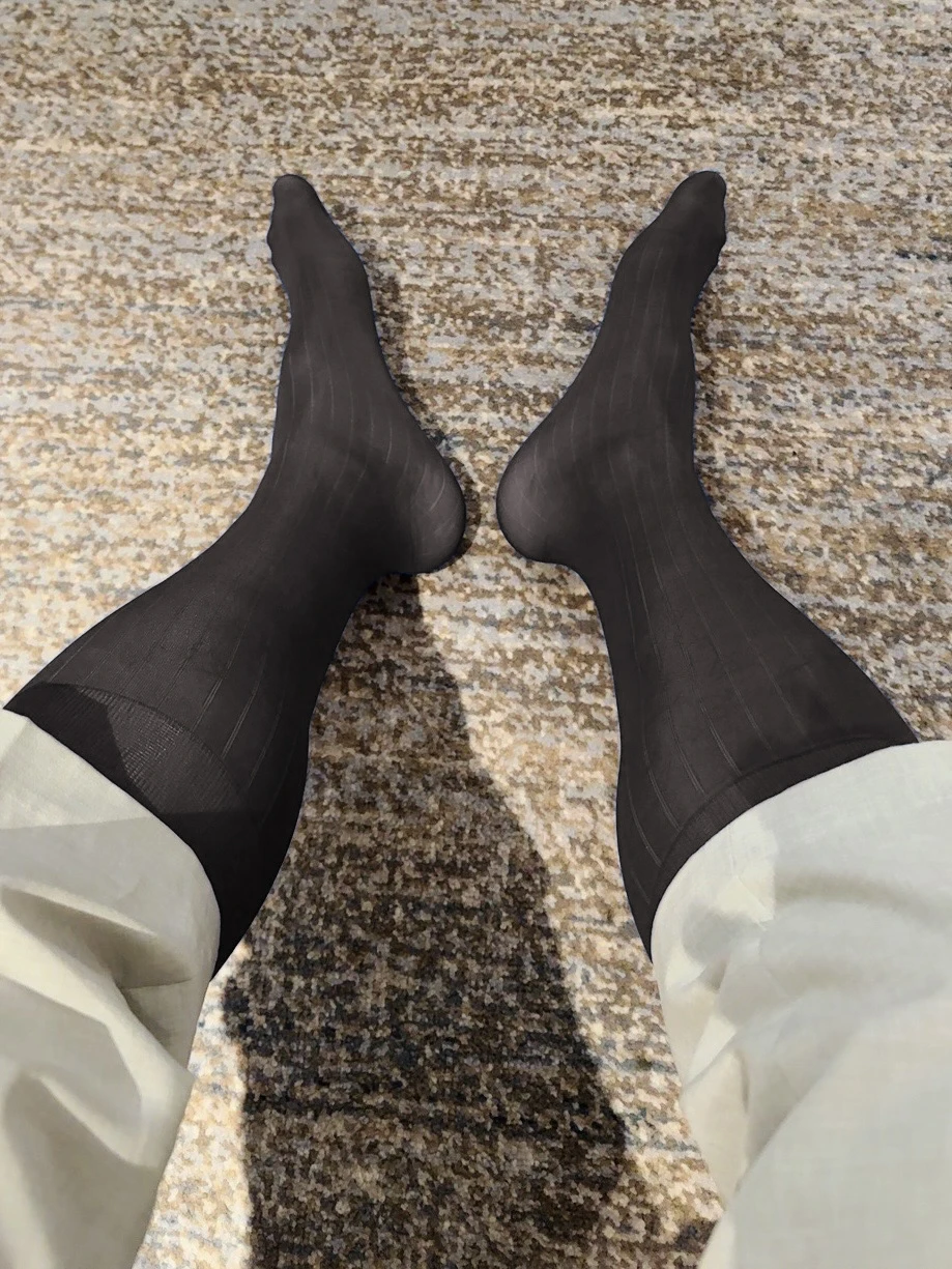 Transparente, vertikal gestreifte Socken für Herren, dünne Strümpfe, durchsichtige Nylonsocken, mittelhohe Socken, Business- und formelle Herrensocken, passend zu Anzügen und Schuhen. – Detail 1