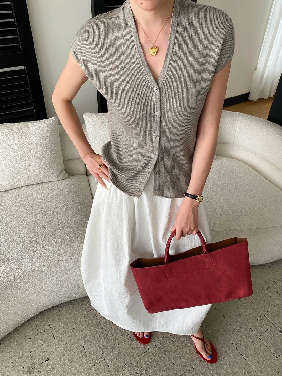 Sommerlicher Damen-Cardigan in unifarbenem, französischem Stil, V-Ausschnitt, figurbetonend, mit Taschen an den Schultern und gestrickten Ärmeln. – Detail 9