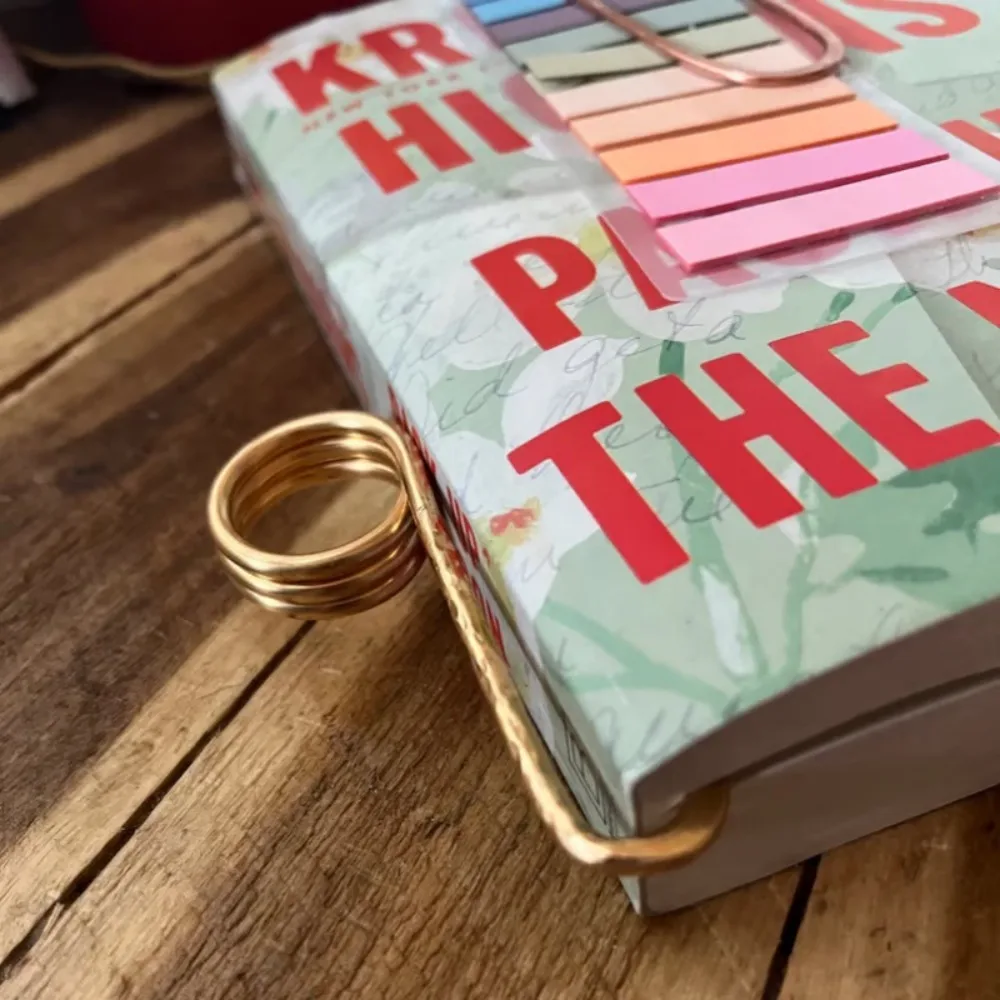 Segnalibro ad anello porta libri in metallo Segnalibro semplice e leggero Porta pagine per libri con anello per dito portatile Porta apri libri