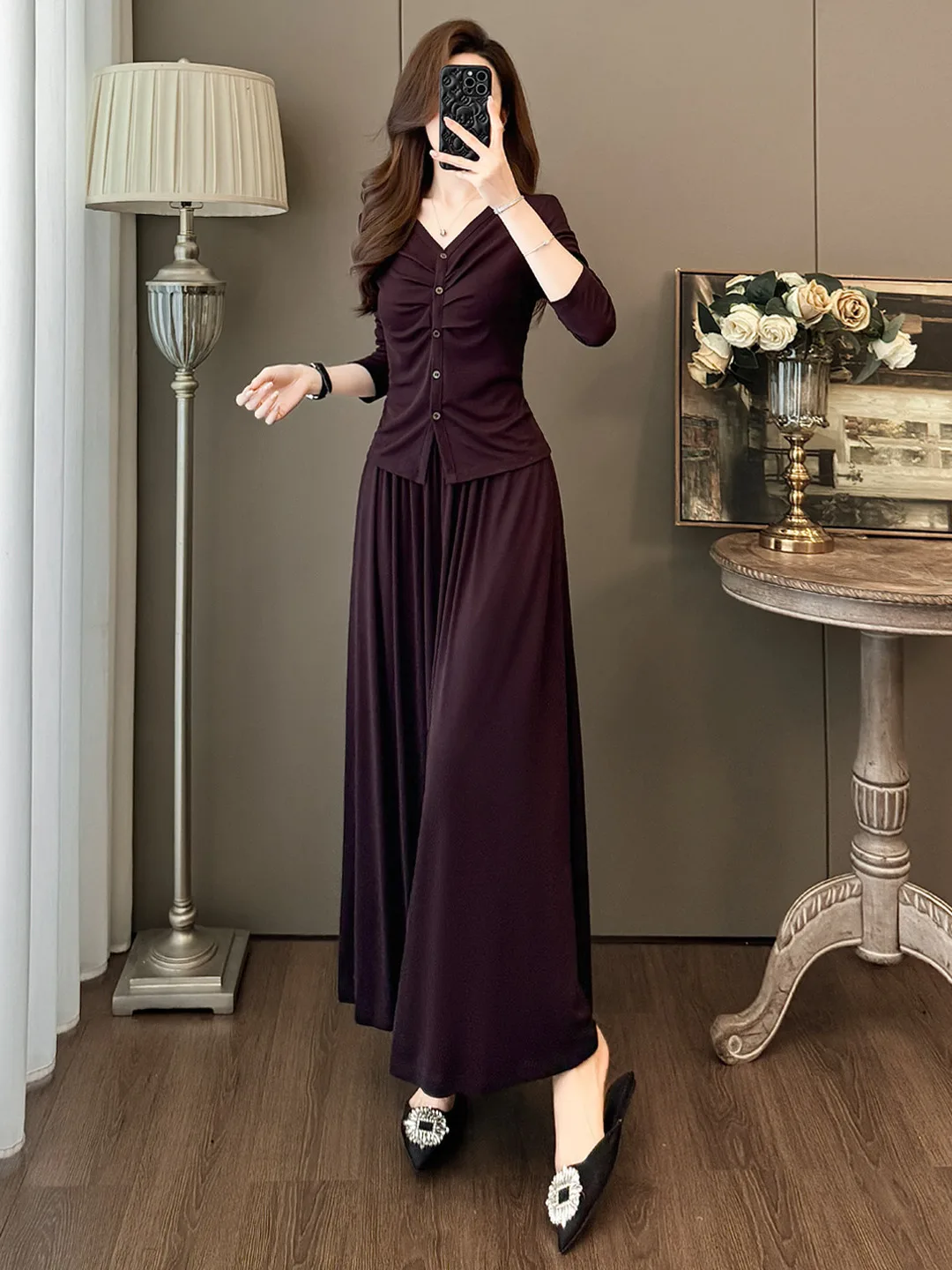 

Весенний женский модный комплект-двойка 2026: топ с V-образным вырезом и юбка с высокой талией, дышащий, удобный, повседневный спортивный костюм