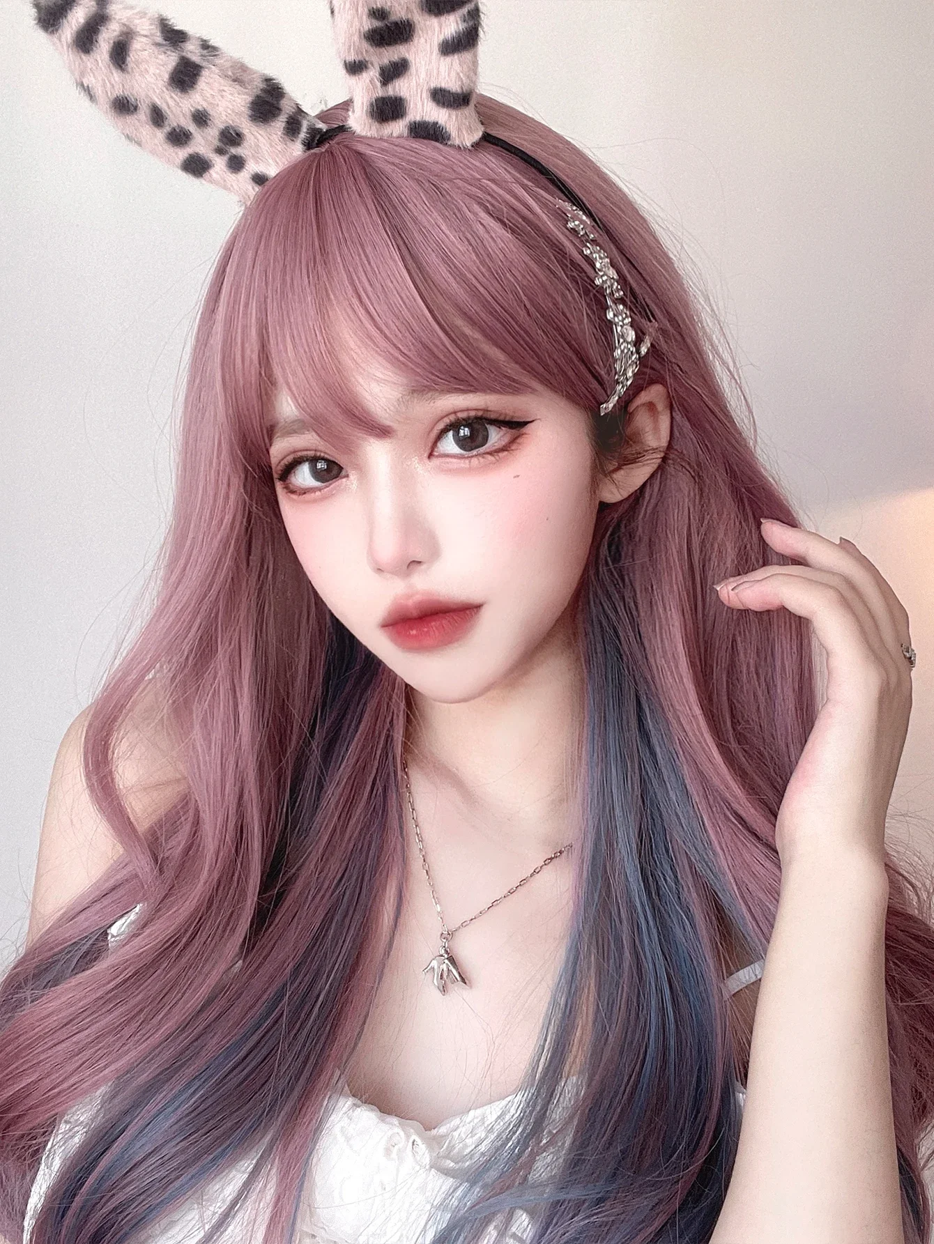 Wig sintetis Pinky ungu 26 inci untuk wanita, Wig rambut palsu lurus alami panjang dengan poni sintetis warna biru abu-abu untuk sehari-hari tahan panas