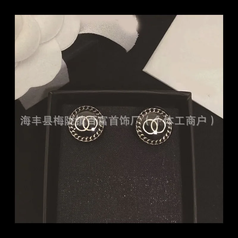 

Круглые акриловые серьги-гвоздики с двойным C, ретро-темперамент, универсальный премиум-класс