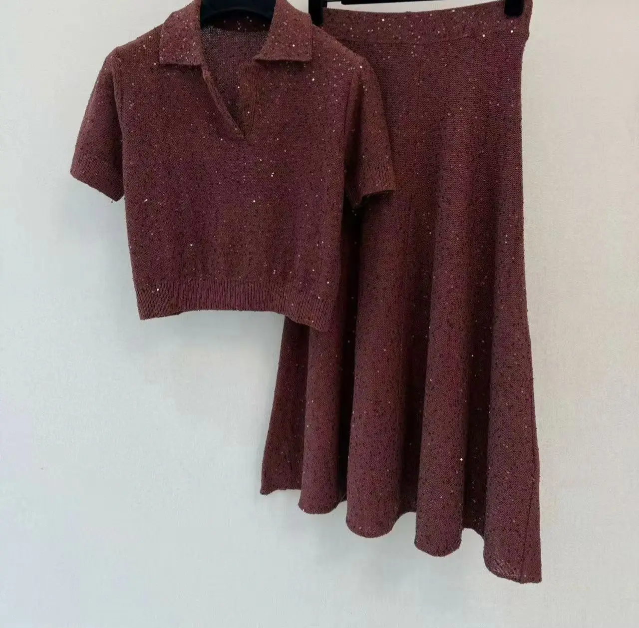 

Red wine-colored, fine sequined Polo collar short-sleeved knitted woolen V-neck top, high-waisted A-line mid-length midi skirt