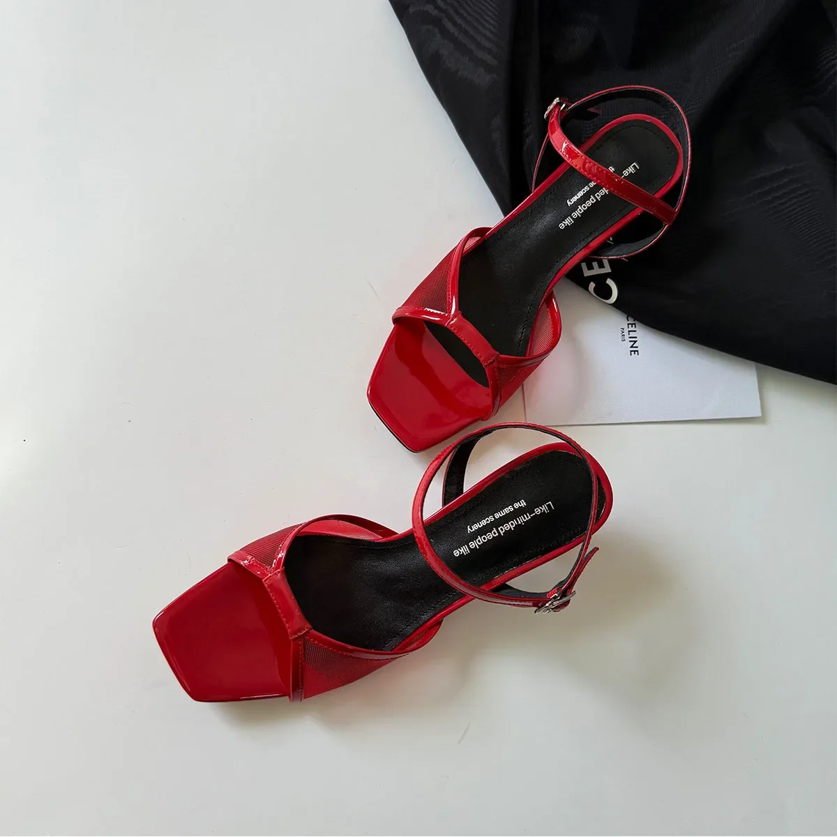 2025 الصيف جلد البقر الأحمر كلمة حزامية الصنادل ساحة تو حذاء بكعب سميك شبكة جوفاء الصنادل الحديثة حجم كبير