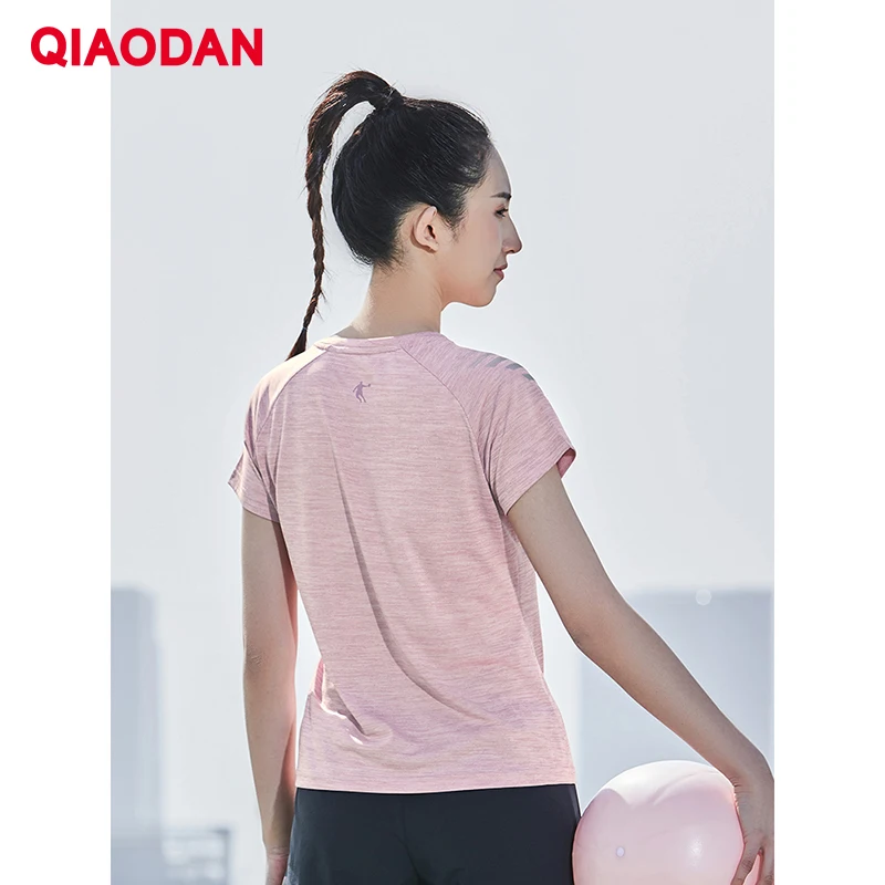 QIAODAN تي شيرت رياضي امرأة الصالة الرياضية الصيف سريعة الجافة س الرقبة ملابس رياضية اللياقة البدنية التدريب الجري ملابس علوية غير رسمية XHS1291224