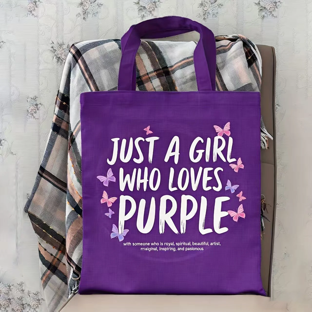 1 Stück Canvas-Einkaufstasche mit Schmetterlingsdruck – leichte, wiederverwendbare Umhängetasche mit inspirierendem Zitat „Just a Girl Who Loves Purple“. – Detail 4