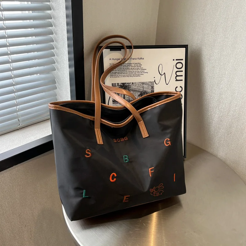 The new 2023 han edition letter hitting scene embroidery tottenham nylon fabric bag leisure mummy large capacity one shoulde