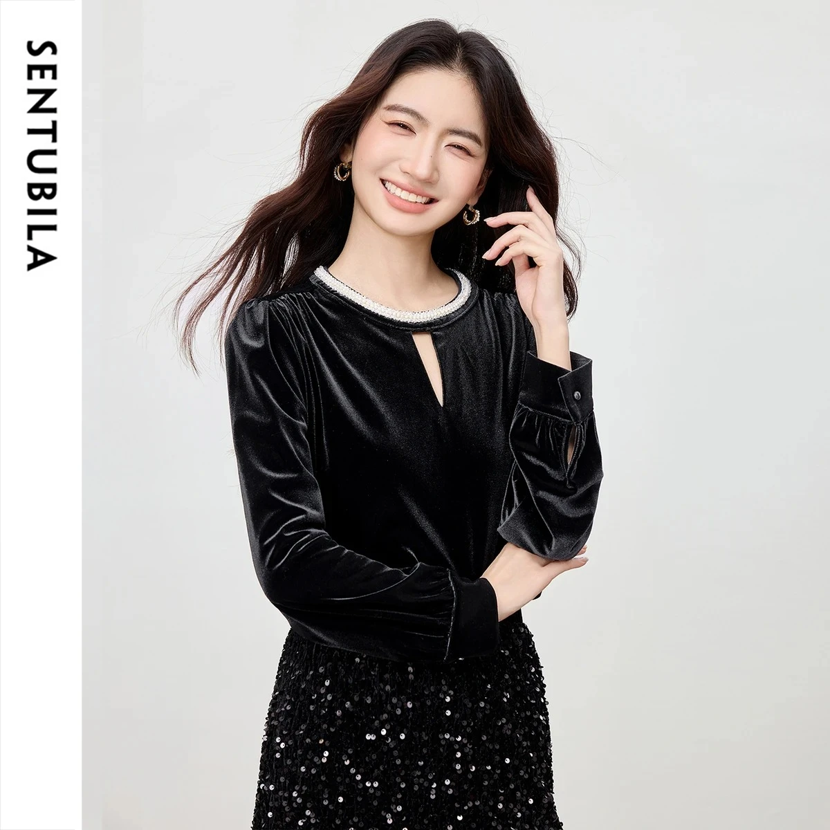 

SENTUBILA Women‘s Long Sleeve Blouse Autumn 2026 Pearl Lace O-neck Blouses Solid Velvet Ladies Tops Female Clothing 153SA2772