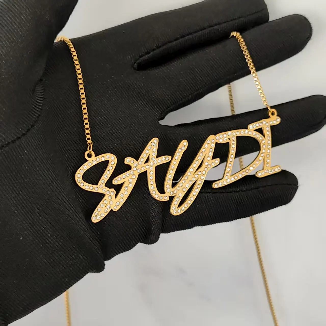 Nowa hurtowa sprzedaż personalizowanych/niestandardowych naszyjników z diamentami z imieniem, personalizowane wisiorki z literami, prezent na rocznicę, sprzedaż bezpośrednia.