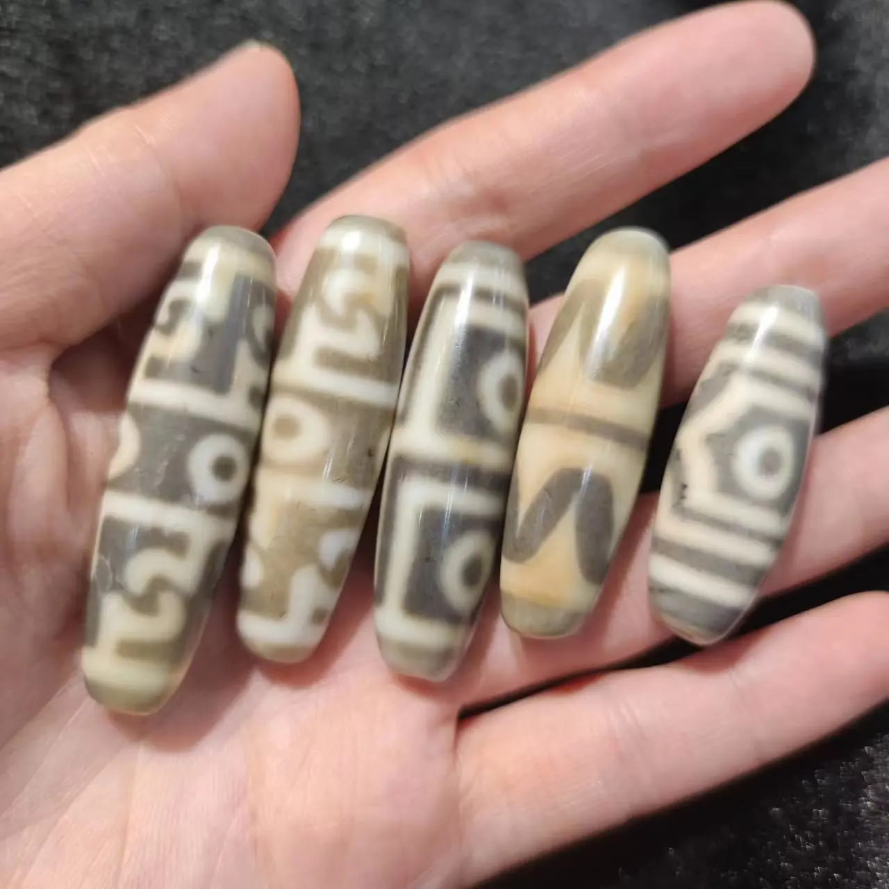 

1pcs/lot natural multi-pattern old agate dzi light gray Weathering lines calcify Pure craftsmanship Rare handmade beads jewelry