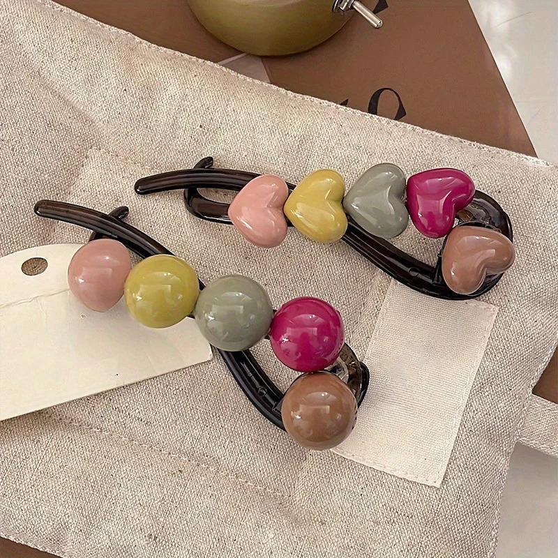 

An elegant heart-shaped twist hairpin with a retro bead design, perfect for women's daily wear and styling. This fashionable headpiece is suitable for everyday use and creating various hairstyles.