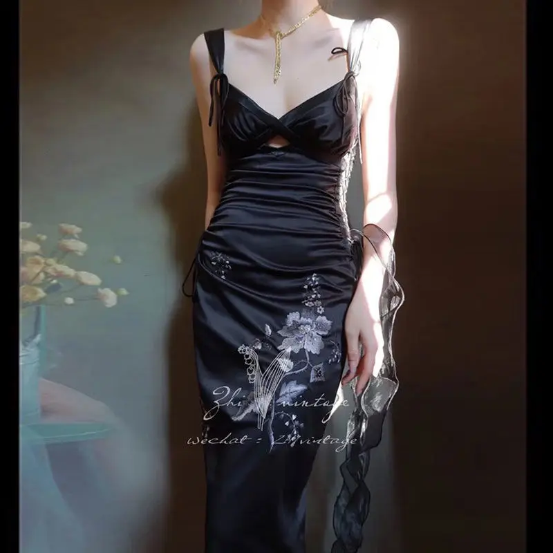 

Strap Dress Spring Festival 2023 New Low-cut Sexy Bow Tie Embroidered Tight-fitting Buttocks Long Skirt
