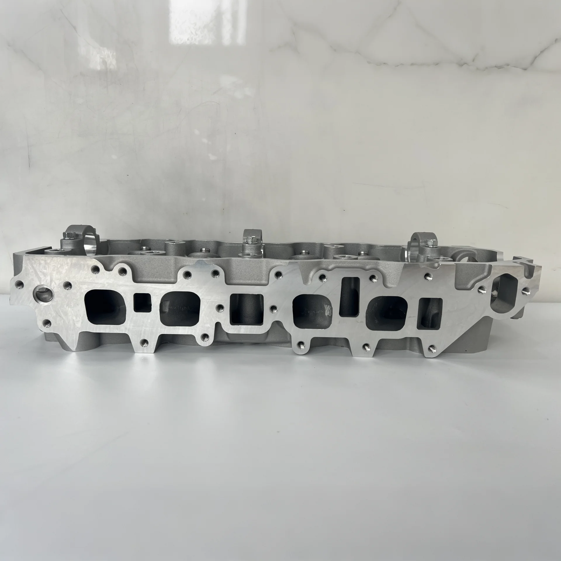 قطع غيار محرك السيارة، رأس الأ - مراجعة Engine Cylinder Head وسعره