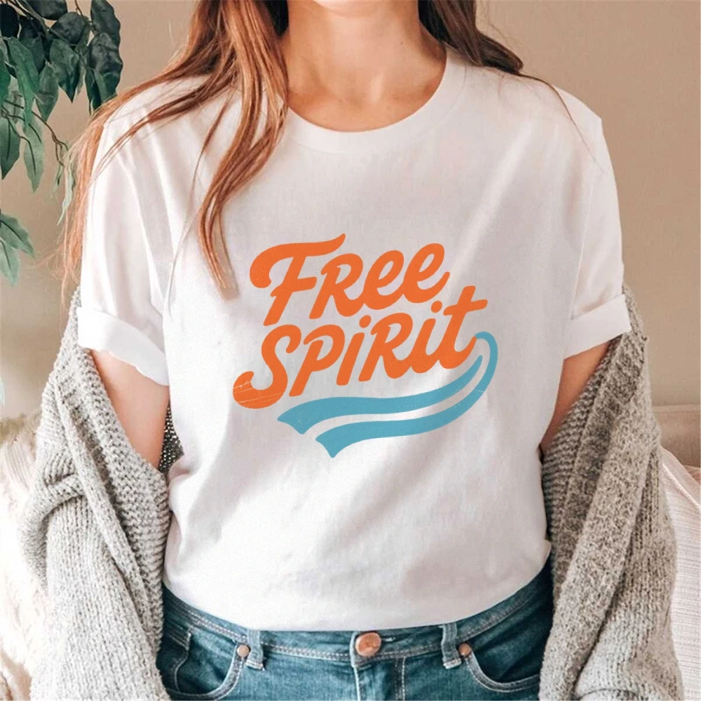 

Футболка Free Spirit с ретро-графикой, винтажная футболка в стиле бохо с жирной оранжевой типографией, синяя волна, повседневный художественный стиль