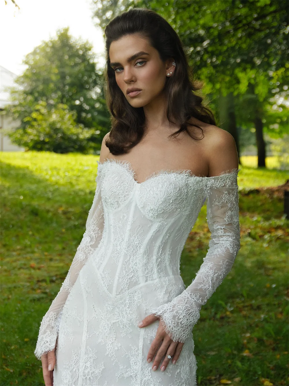 Vestidos de novia blancos personalizados con hombros descubiertos de Tokio, vestidos de novia de cola de corte de manga larga, vestidos de novia de sirena con cremallera trasera