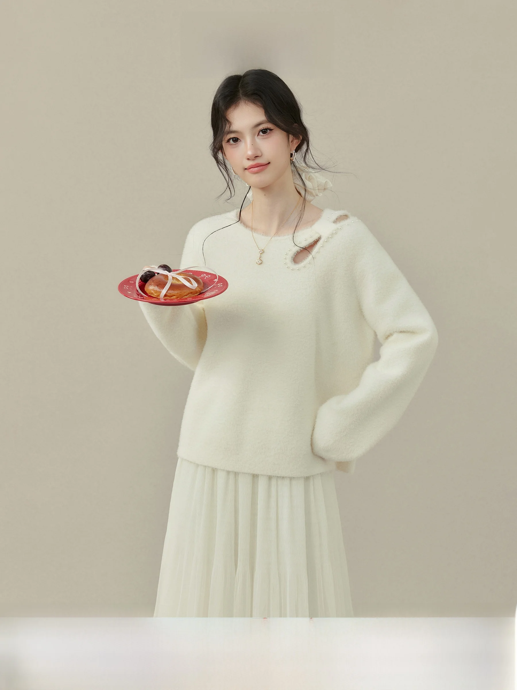

Elegant Style Women's Knitted Sweater Hollow out Design Overhead Top Winter Outerwear Fashionable Hole Detail Long Sleeve