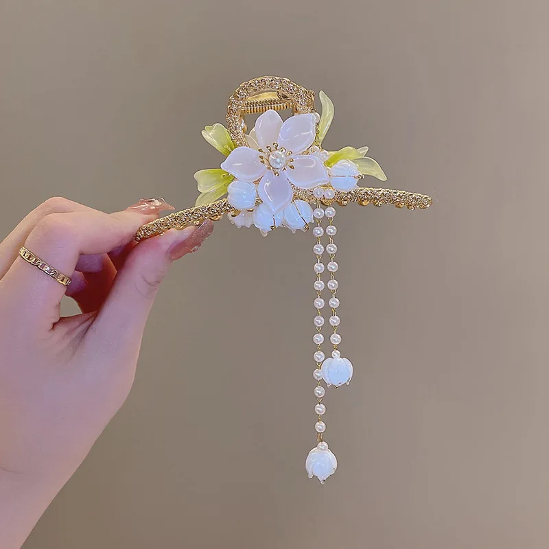 دبوس شعر خلفي بمشبك سمك القرش كبير الحجم مع نمط غابة شرابة الزنبق