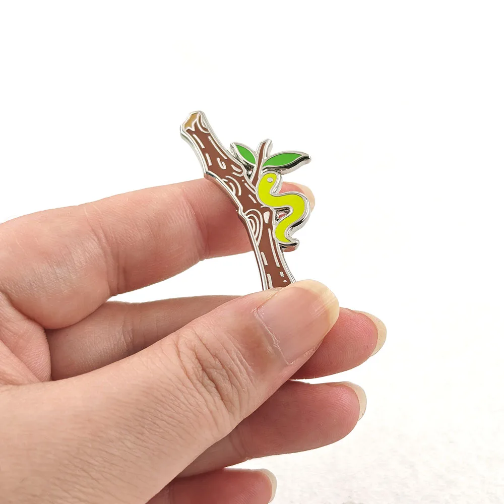 Niedliche Raupen-Emaille-Pin, Baumzweig, grünes Blatt, Brosche, lustiges Cartoon-Insekten-Revers-Abzeichen, Natur-Tier-Schmuck, Geschenk für einen Freund – Detail 7