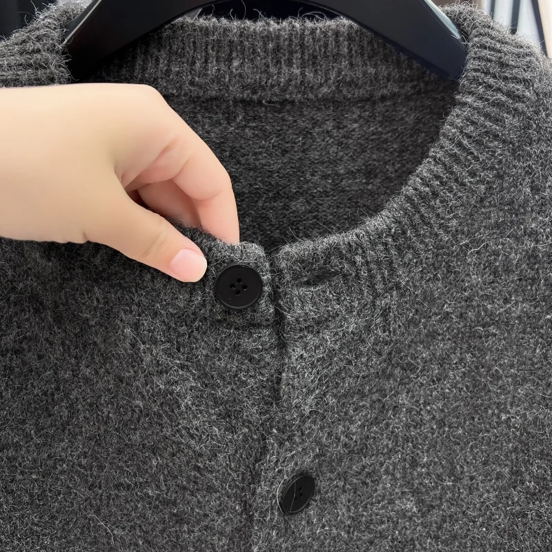 Luxuriöser Herren-Strickpullover in Hochwertiger Qualität, Herbst-Neuheit, Einfarbig, Rundhals, Langarm-Cardigan, Modische Exquisite Herrenbekleidung – Detail 8
